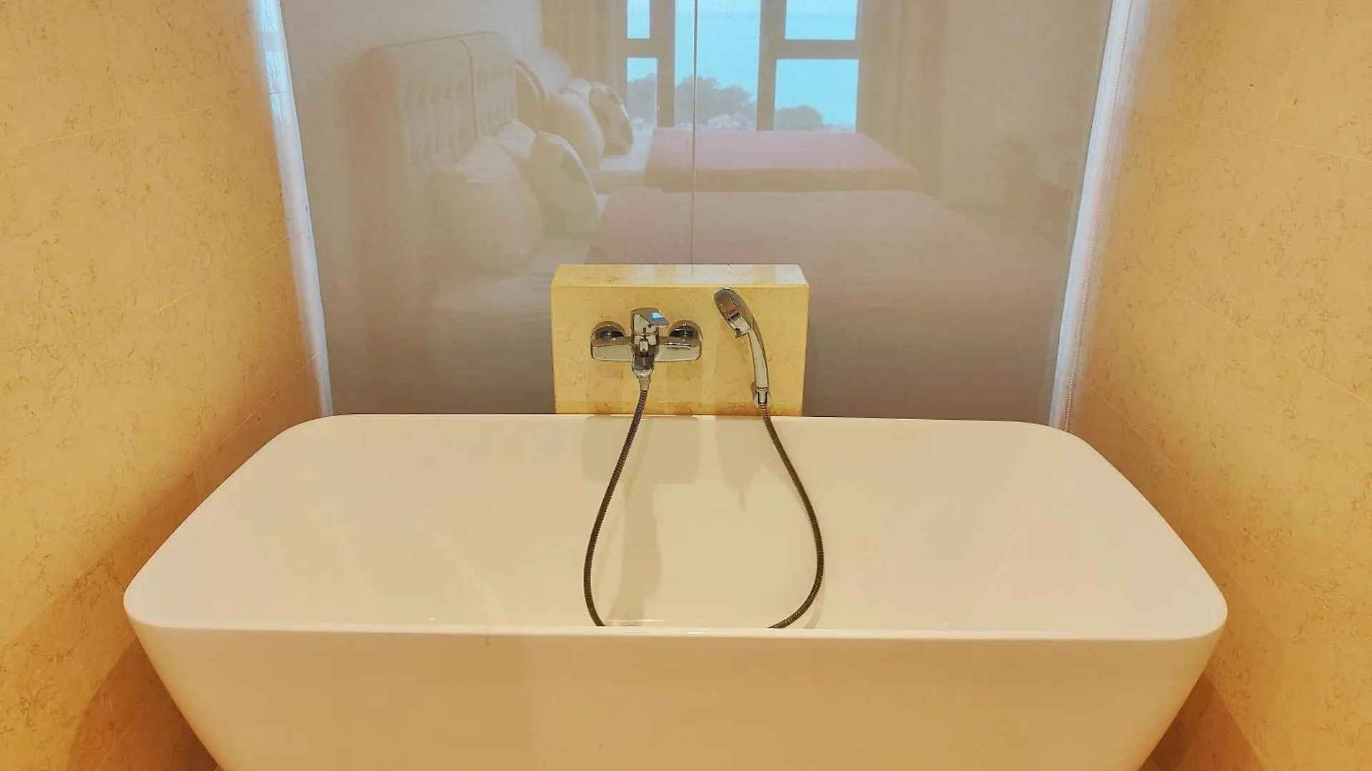 Amazing Seaview 2 Bedroom Bathtub Georgetown 6-8People超级海景双房带浴缸高级公寓 0*, George Town Malaysia